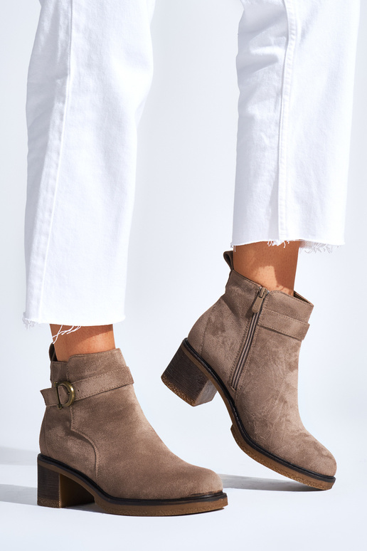 smilšu krāsas zābaki zamšādas uz papēža