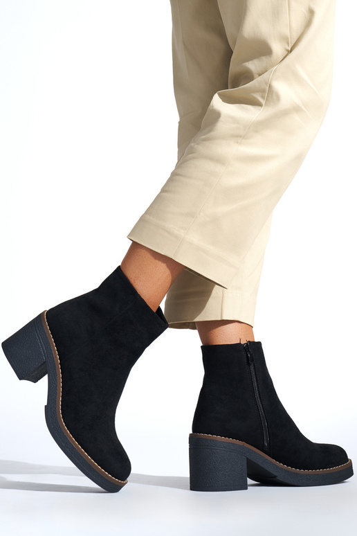 melnas krāsas sieviešu zābaki uz papēža