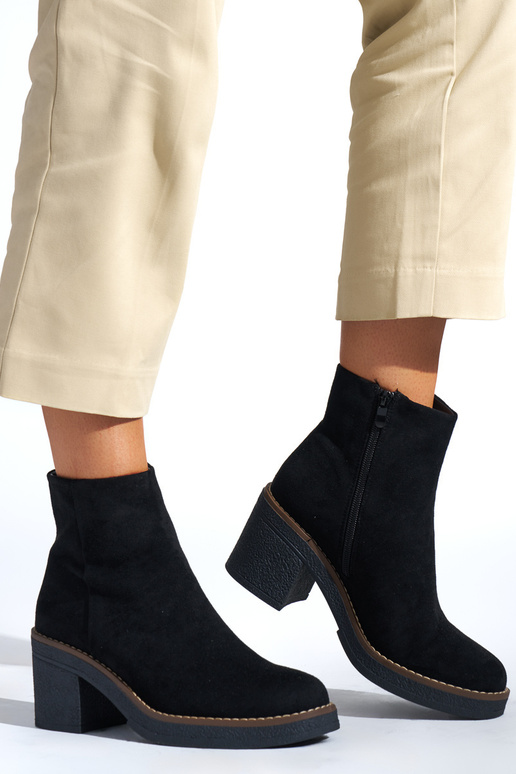 melnas krāsas sieviešu zābaki uz papēža