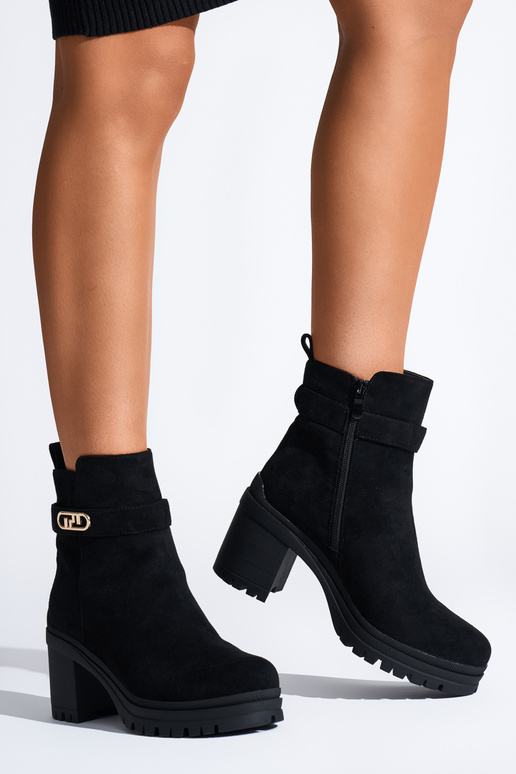 melnas krāsas sieviešu zābaki uz papēža