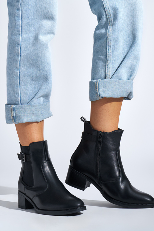 melnas krāsas sieviešu zābaki uz zema...