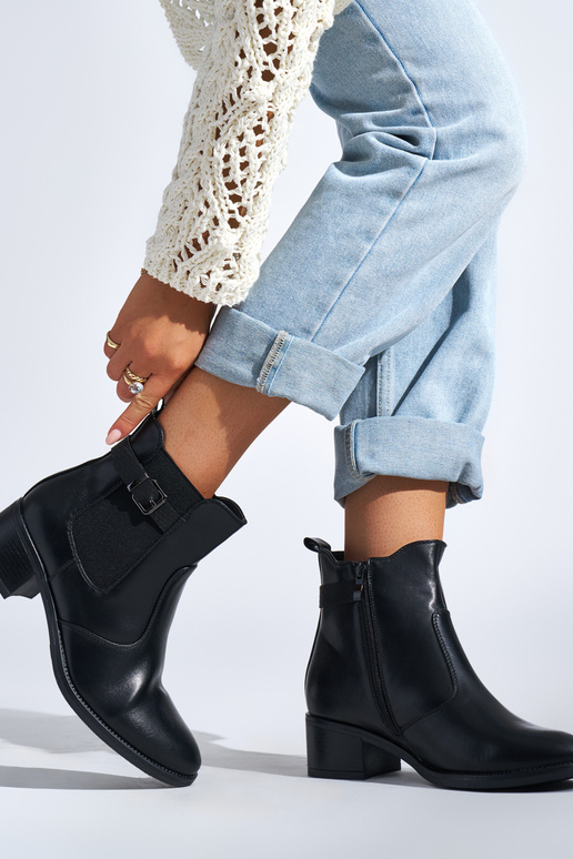 melnas krāsas sieviešu zābaki uz zema...