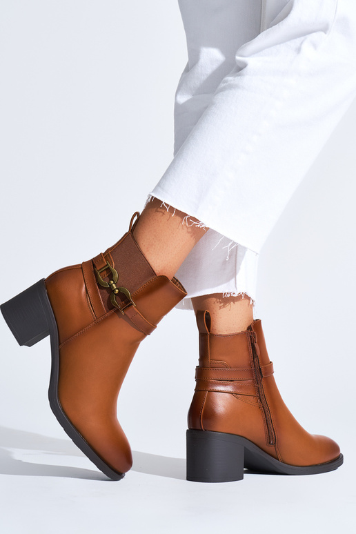 brūnas krāsas sieviešu zābaki uz papēža