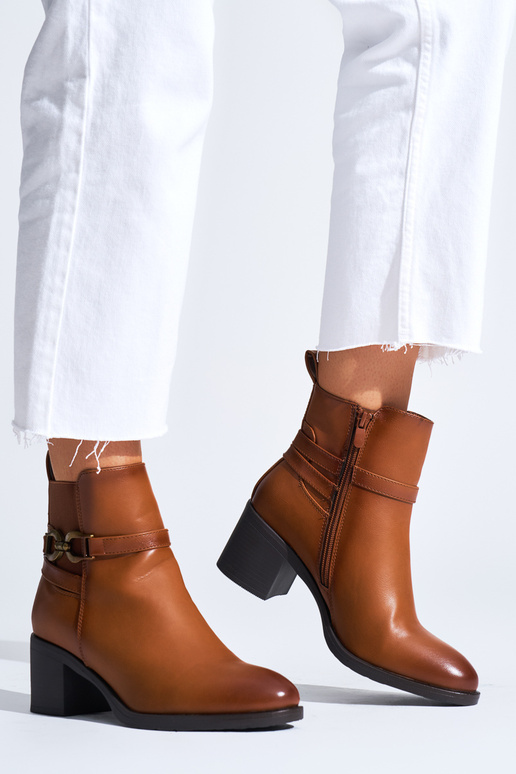 brūnas krāsas sieviešu zābaki uz papēža