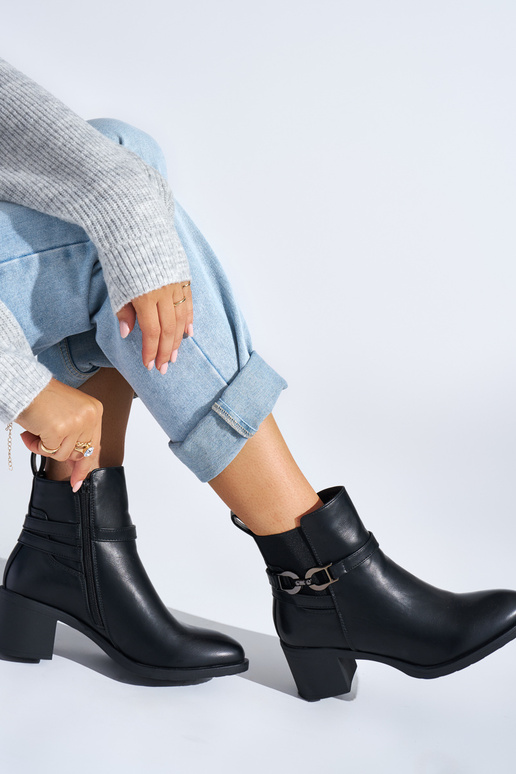 melnas krāsas sieviešu zābaki uz papēža