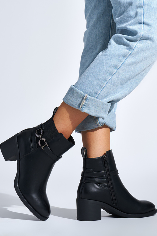 melnas krāsas sieviešu zābaki uz papēža