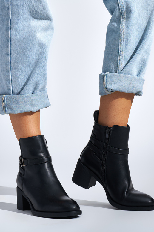 melnas krāsas sieviešu zābaki uz papēža