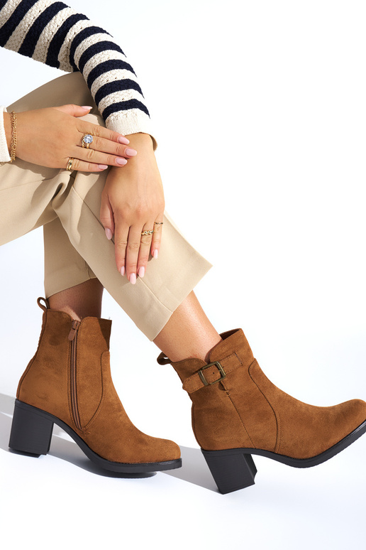 brūnas krāsas sieviešu zābaki uz papēža