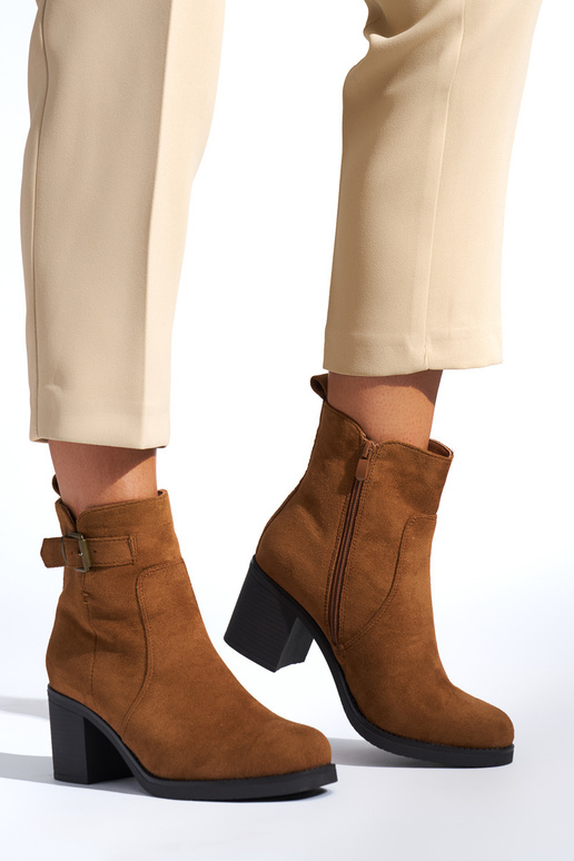 brūnas krāsas sieviešu zābaki uz papēža