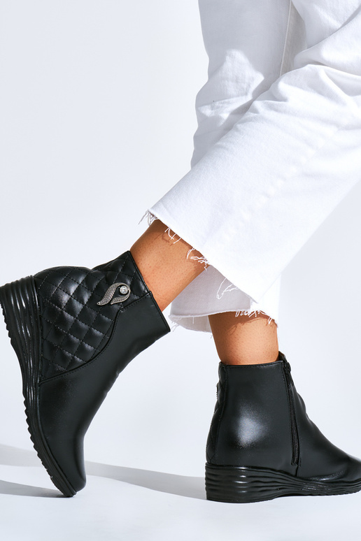 Ērti Melnas krāsas zābaki uz ķīļa