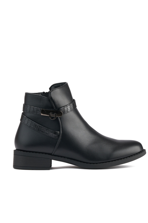 melnas krāsas sieviešu zābaki uz zema...