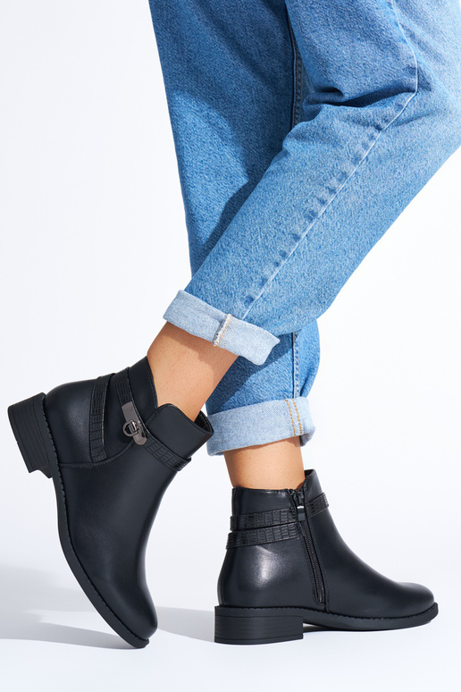 melnas krāsas sieviešu zābaki uz zema...