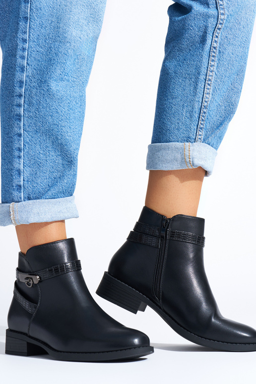 melnas krāsas sieviešu zābaki uz zema...