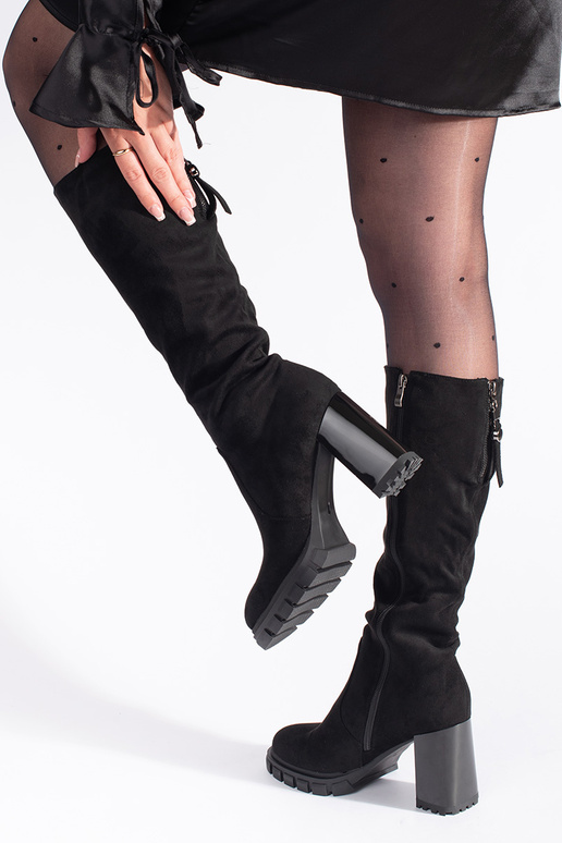 melnas krāsas zamšādas garie zābaki...