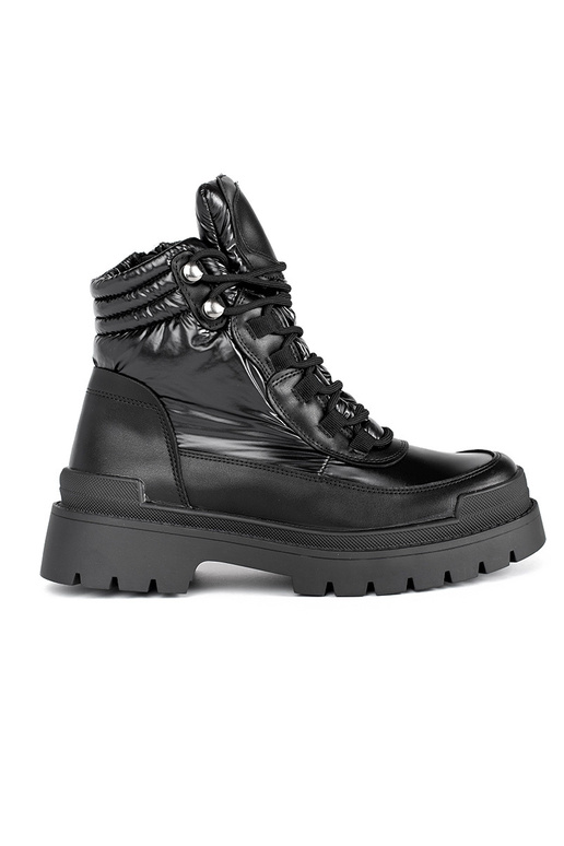 melnas krāsas zābaki uz biezas zoles...