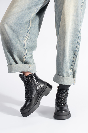 melnas krāsas zābaki uz... 2