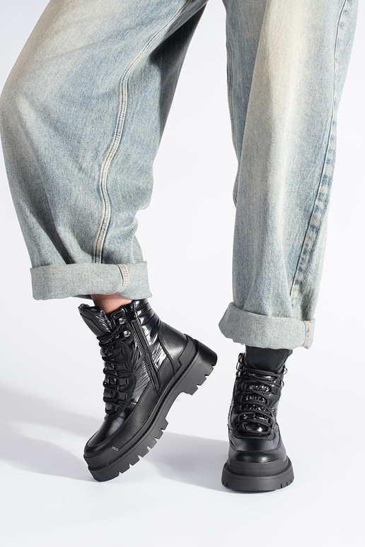 melnas krāsas zābaki uz biezas zoles...