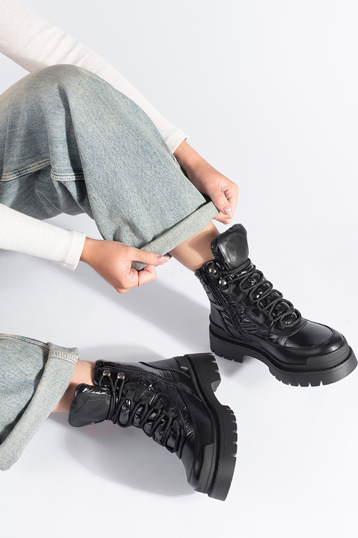 melnas krāsas zābaki uz biezas zoles...