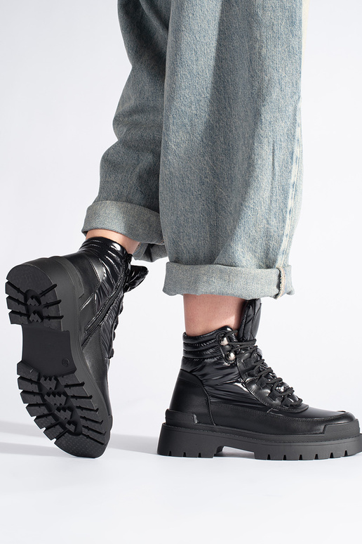 melnas krāsas zābaki uz biezas zoles...