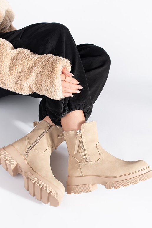 smilšu krāsas sieviešu zābaki izolēts...