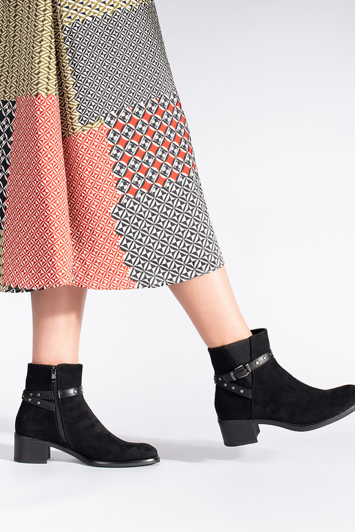 zamšādas Melnas krāsas zābaki uz zema...