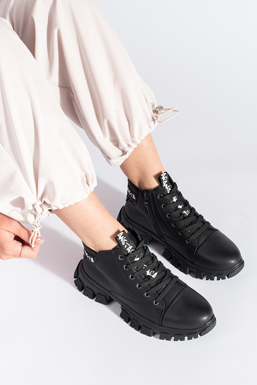 Sieviešu puszābaki Sergio Leone...