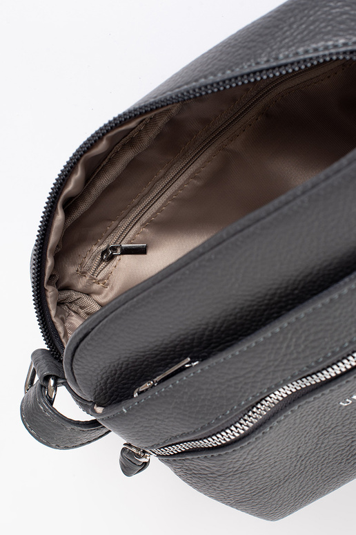 Tā irz pelēks eleganta rokassomiņa uz...