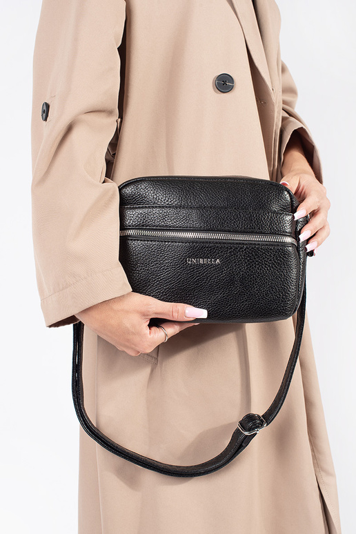 Tā irz melns eleganta rokassomiņa uz...