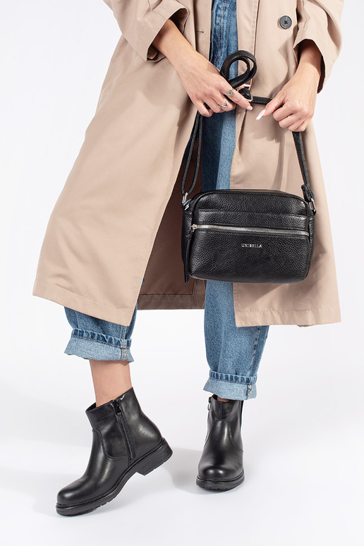 Tā irz melns eleganta rokassomiņa uz...