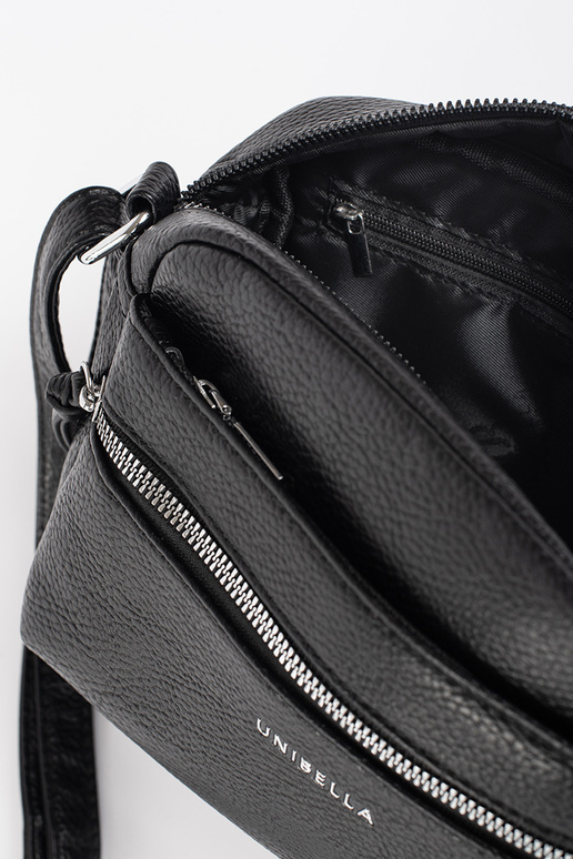 Tā irz melns eleganta rokassomiņa uz...