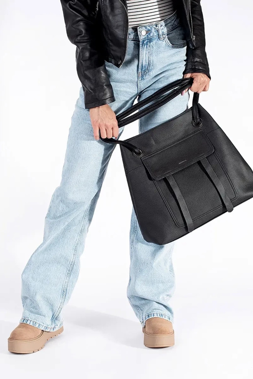 melnu rokassomu pircējs