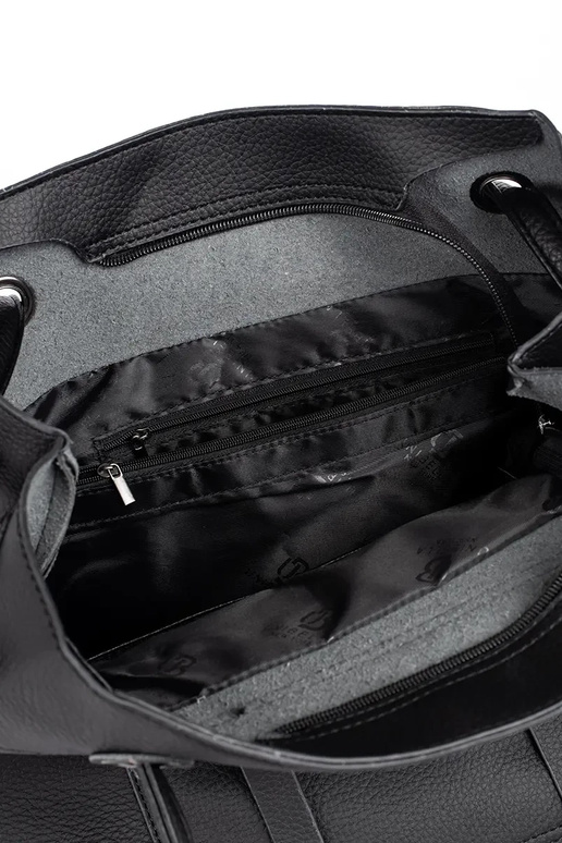 melnu rokassomu pircējs