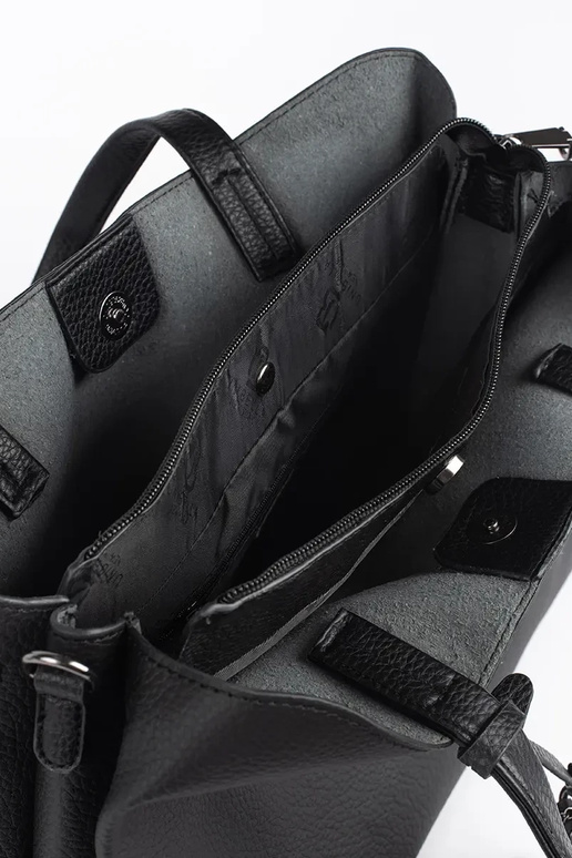 melna liela rokassomiņa ar bārkstīm