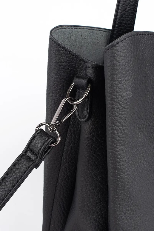 melna liela rokassomiņa ar bārkstīm