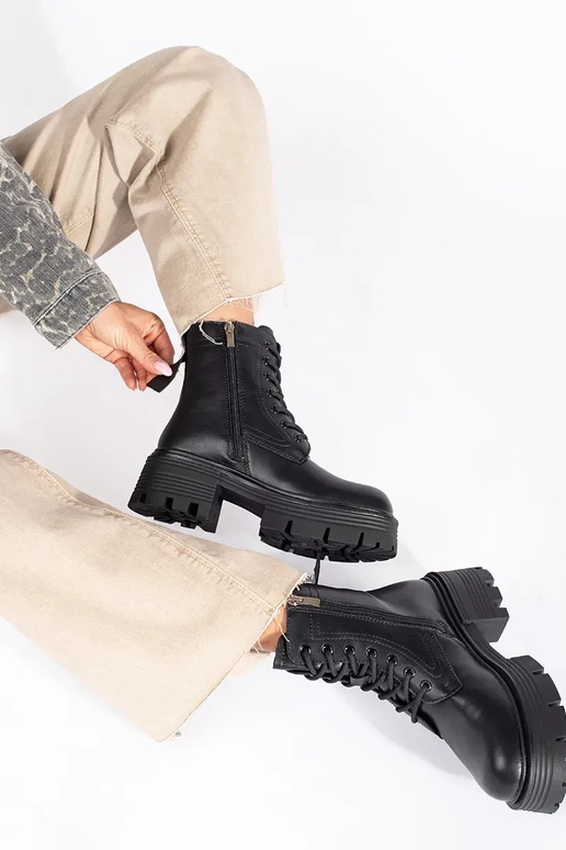 Āda Melnas krāsas zābaki uz biezas zoles