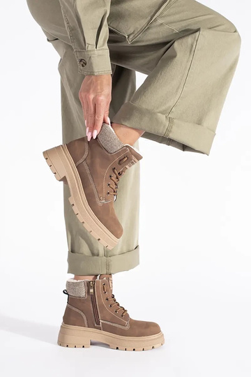 brūnas krāsas izolēts... 2