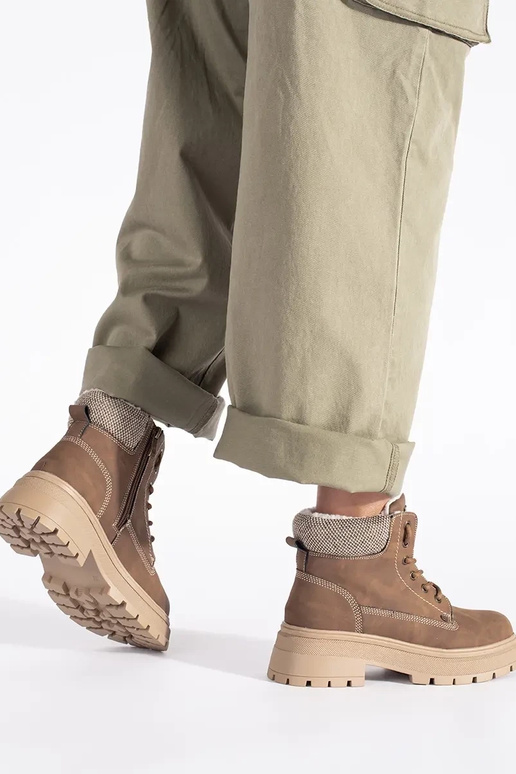 brūnas krāsas izolēts sieviešu apavi