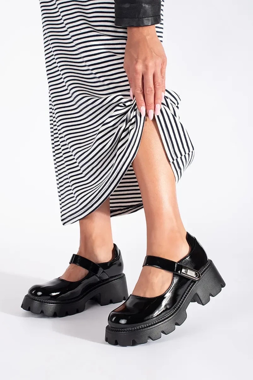 melnas krāsas lakots sieviešu kurpes...