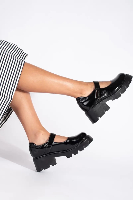 melnas krāsas lakots sieviešu kurpes...