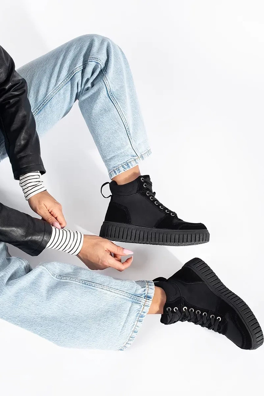 melnas krāsas zābaki izgatavots no...