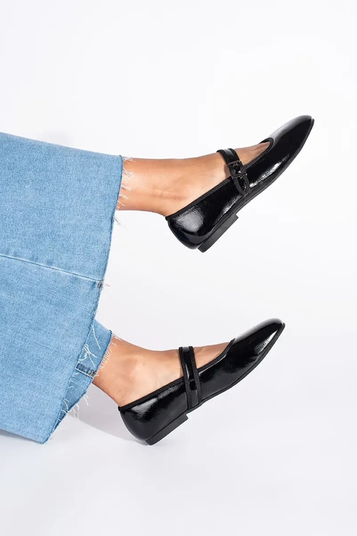 melnas krāsas lakots balerīnas