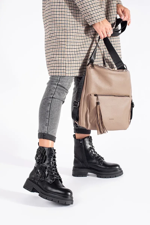 melnas krāsas izolēts zābaki ar ziediem