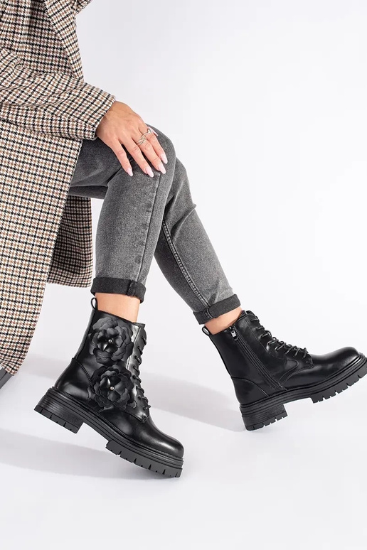 melnas krāsas izolēts zābaki ar ziediem