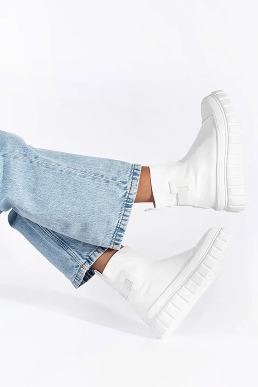 baltas krāsas augsts kurpes ar platformu