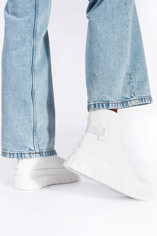 baltas krāsas augsts kurpes ar platformu