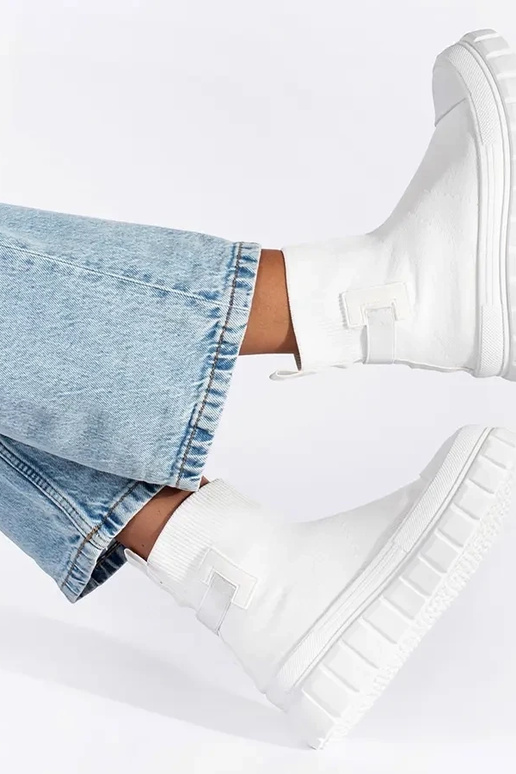 baltas krāsas augsts kurpes ar platformu