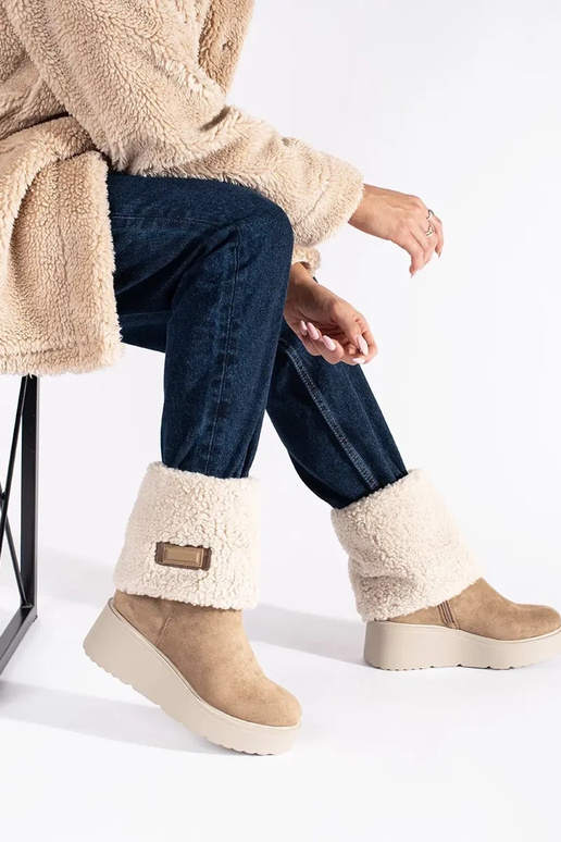 smilšu krāsas izolēts sieviešu zābaki...