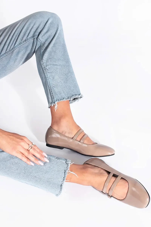 smilšu krāsas lakots balerīnas ar... smilšu krāsas lakots balerīnas ar...