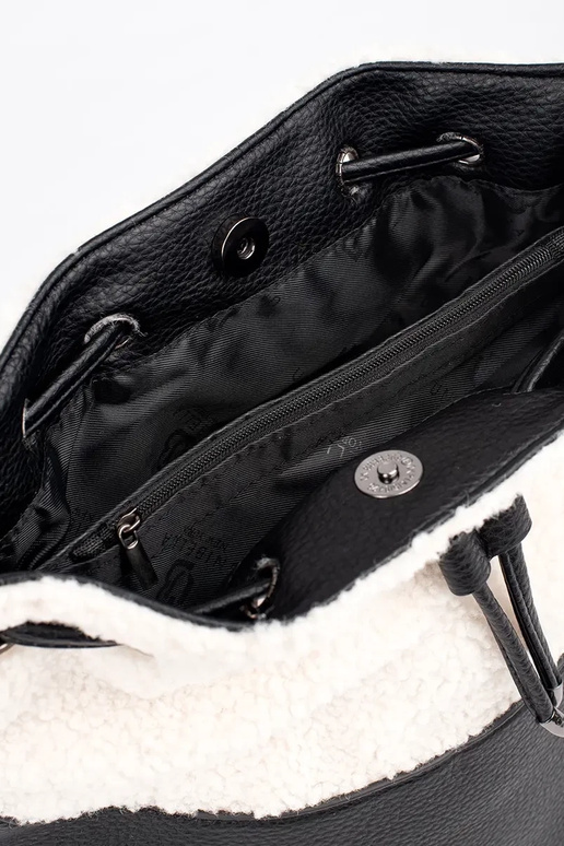 Melna eleganta rokassomiņa ar kažokādu