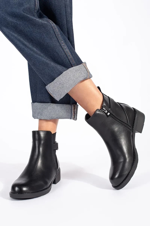 melnas Sieviešu kurpes uz zema papēža